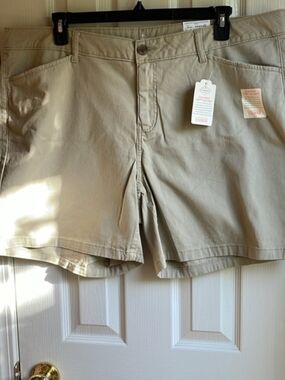 St. John's Bay Khaki Beige Size 20W Shorts NEW With Tags Nwt